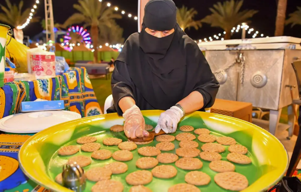 'الكليجا'.. طرق تحضير متعددة أمام زوار مهرجان بيت حائل