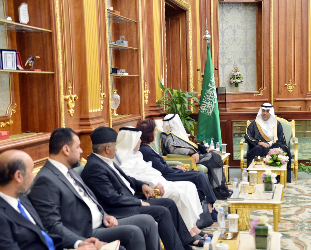 نائب رئيس مجلس الشورى يلتقي أعضاء مجلس النواب العراقي
