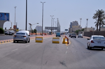 حواجز مرورية لإغلاق الطريق (أرشيفية) - تصوير: طارق الشمر