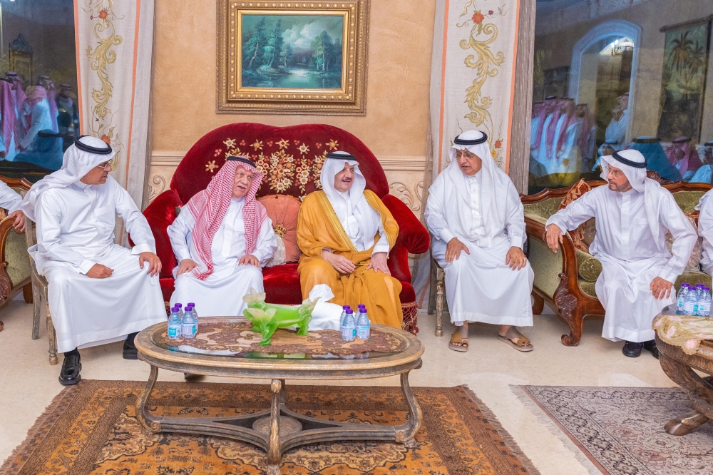 أمير الشرقية يعزي أسرة العجلان