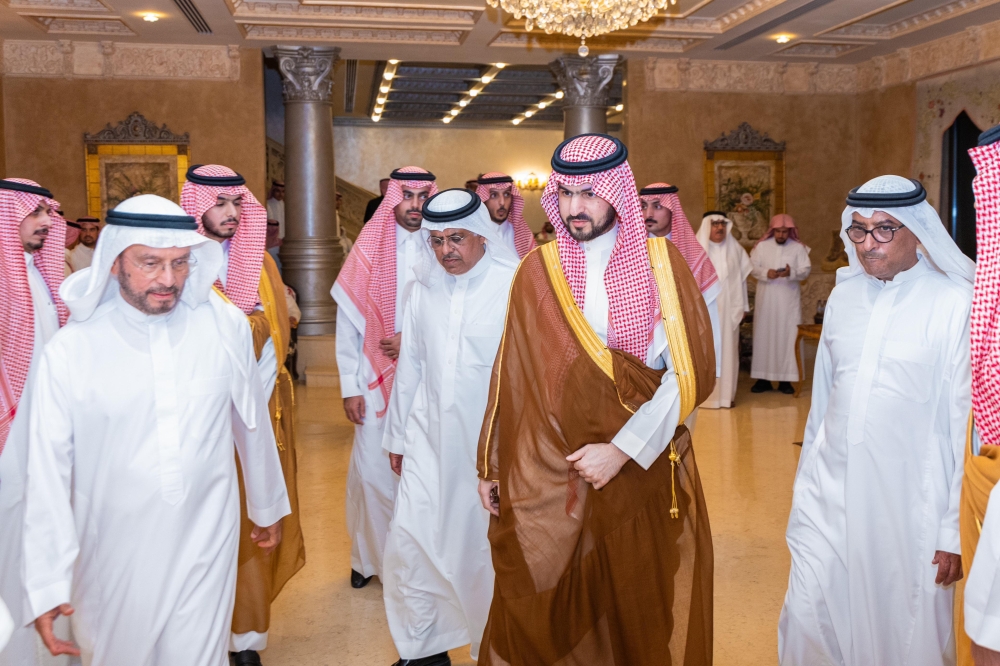 نائب أمير الشرقية يعزي أسرة العجلان