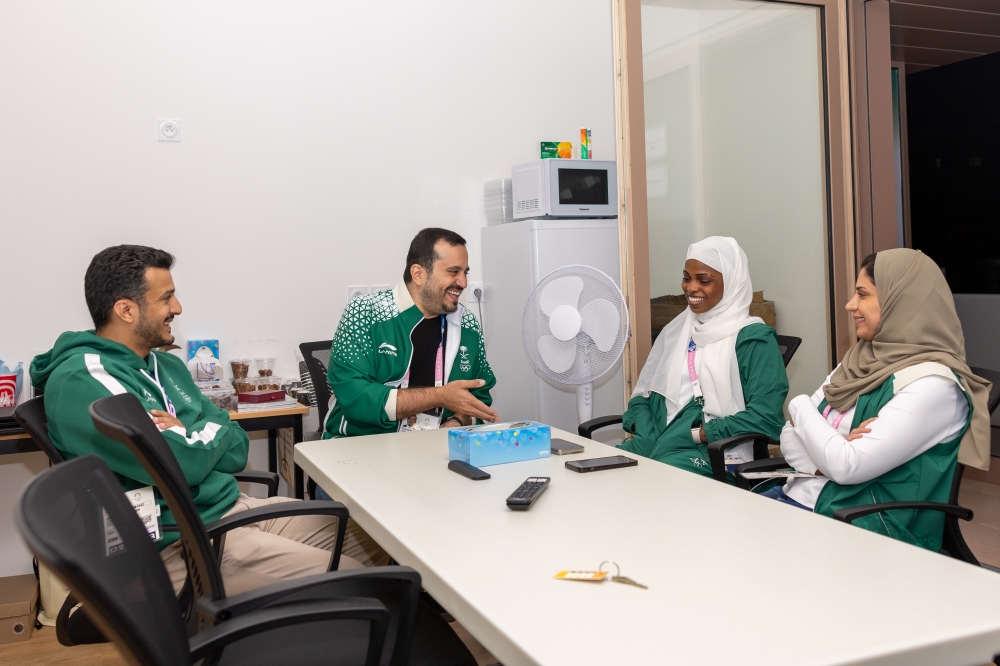 فهد بن جلوي يزور قرية الرياضيين في 