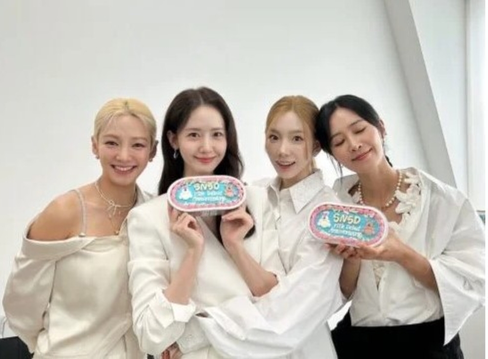 عضوات Girls’ Generation يحتفلن بالذكرى الـ 17 لترسيم الفريق