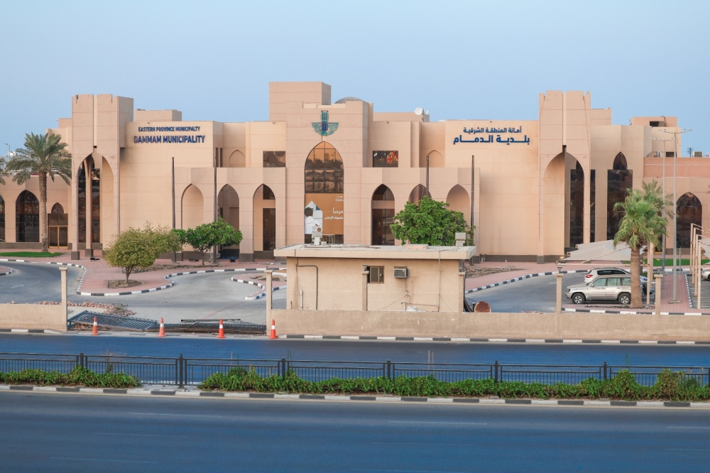 مبادرة تزيل أسوار مبنى بلدية الدمام لتجميل المدينة