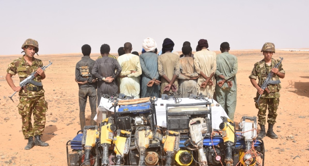 أوقفت وحدات من الجيش وحرس الحدود البحري الجزائريين خلال الأسبوع 1249 شخصًا
‏بين مهربين ومهاجرين غير شرعيين في عمليات متفرقة عبر مدن البلاد.<br /><