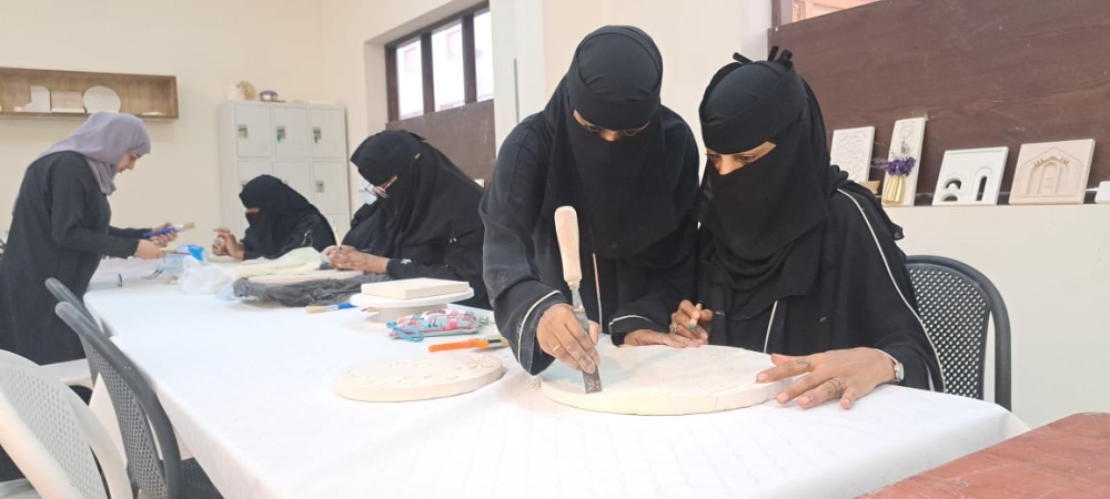 حرفة تراثية.. بيت الحرفيين يؤهل فتيات الأحساء لـ 