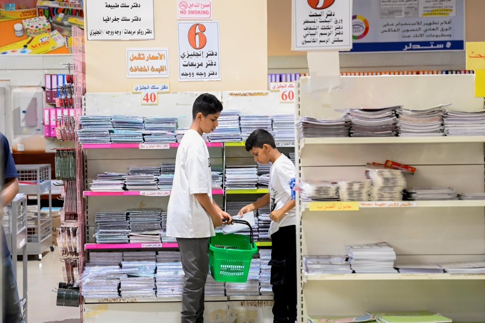 قبل العودة للمدارس.. ازدحام المكتبات في الباحة