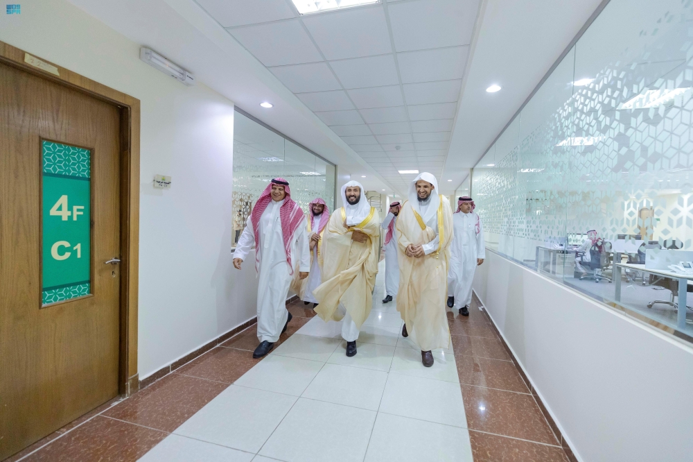 وزير العدل يزور محاكم منطقة عسير - واس