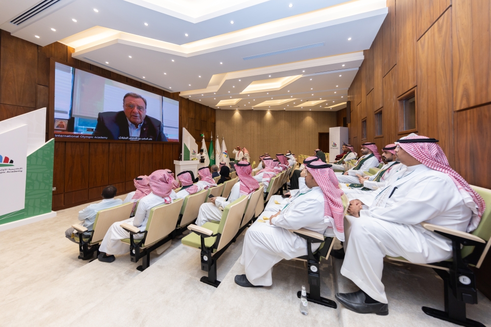 بن جلوي يكرم المشاركين في برنامج القيادة الأولمبية
