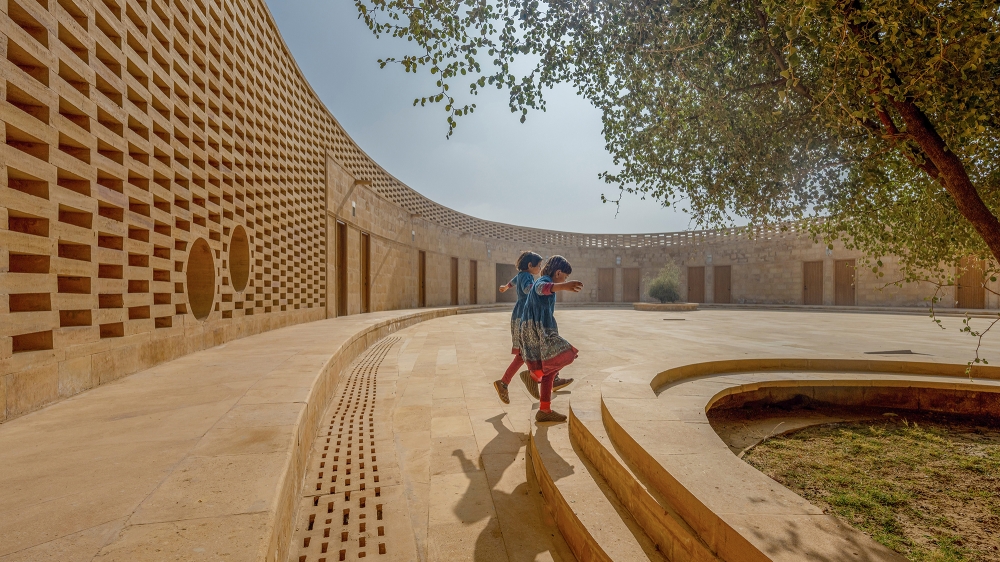 المدرسة يقطن بها نحو 170 تلميذة - Architect Magazine