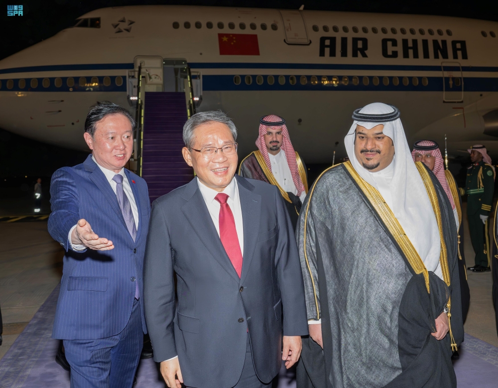 رئيس مجلس الدولة الصيني يصل إلى الرياض