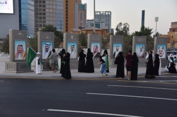 مجسمات الملوك تزين كورنيش الخبر احتفاءً باليوم الوطني