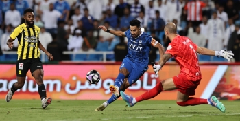 جماهير الاتحاد تغادر ملعب الملز بعد ثلاثية الهلال
