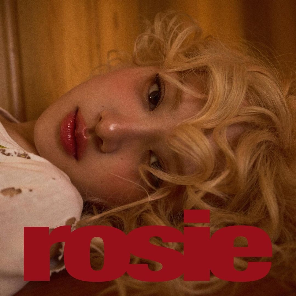 بعد انتظار طويل.. ROSÉ تعود إلى الساحة الغنائية بعد نجاحات مثيرة