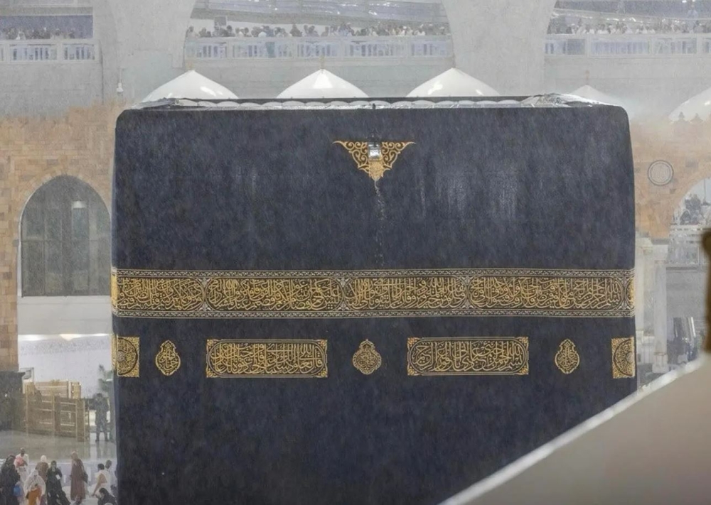 بالصور.. أمطار غزيرة على المسجد الحرام