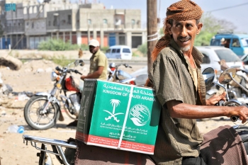 في 4 دول.. مركز الملك سلمان يوزع مساعدات ويدشن مشروع رعاية الأيتام 