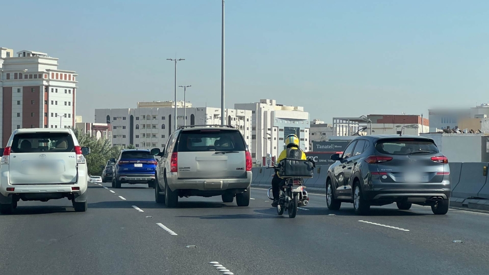 دراجات التوصيل.. فوضى في الشوارع وقلق على سلامة الغذاء