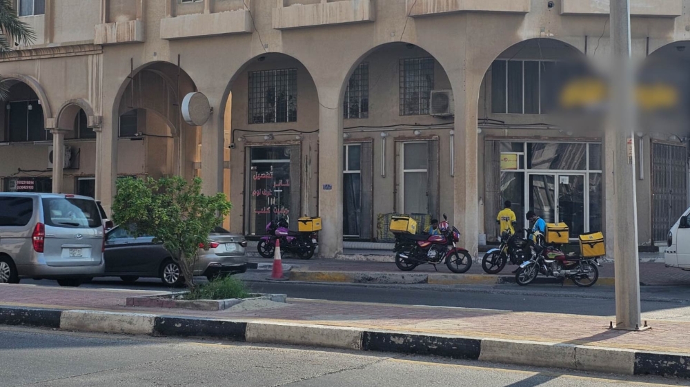 دراجات التوصيل.. فوضى في الشوارع وقلق على سلامة الغذاء
