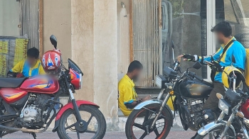 دراجات التوصيل.. فوضى في الشوارع وقلق على سلامة الغذاء