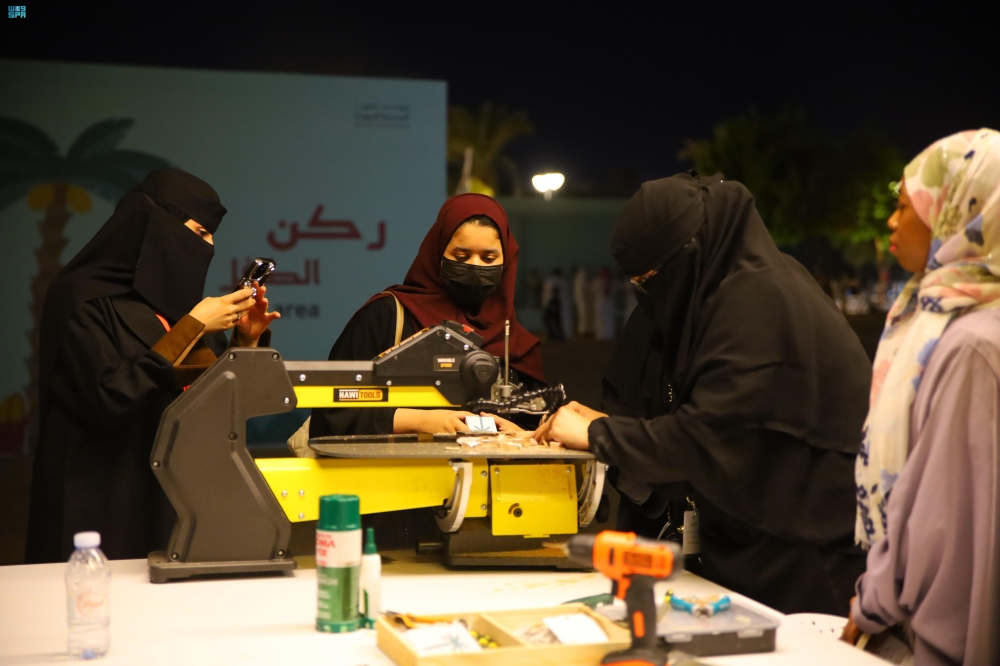 صور| المرأة تسجل حضورًا مميزًا في معرض موسم تمور المدينة المنورة