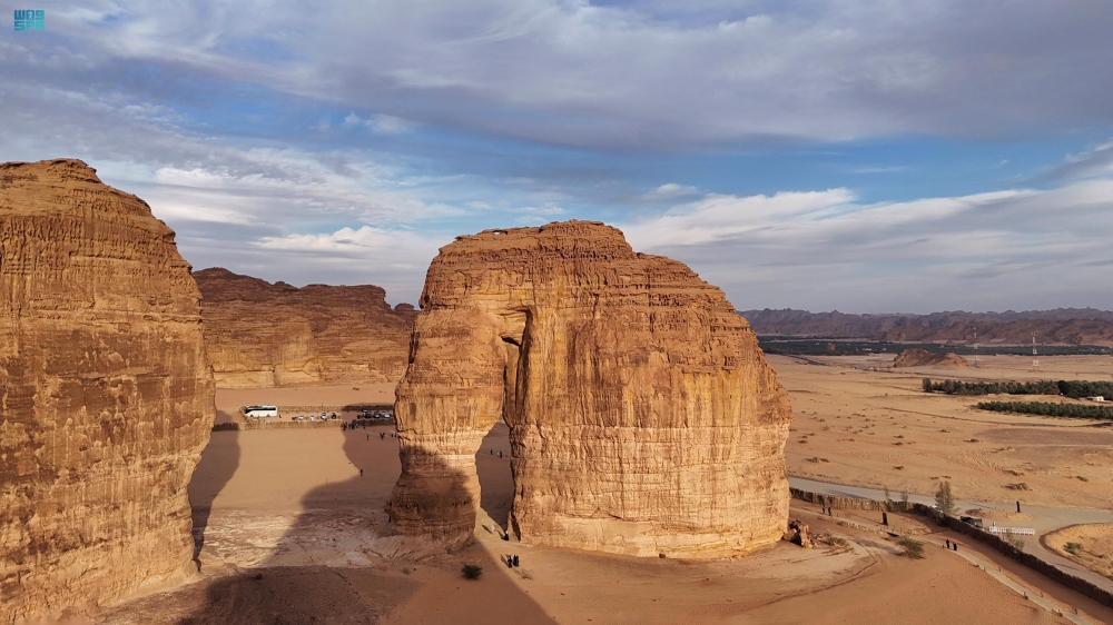 جبل الفيل في العلا.. معلم سياحي يجذب الزوار من كل أنحاء العالم