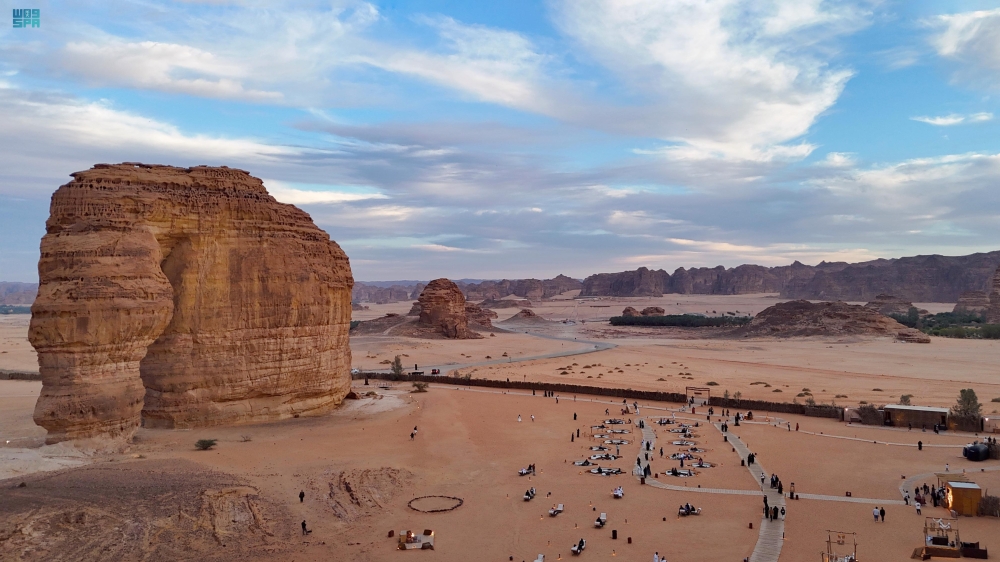 جبل الفيل في العلا.. معلم سياحي يجذب الزوار من كل أنحاء العالم