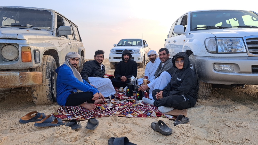 أجواء شتوية ممطرة تدفع الأهالي للتنزه في بر الأحساء