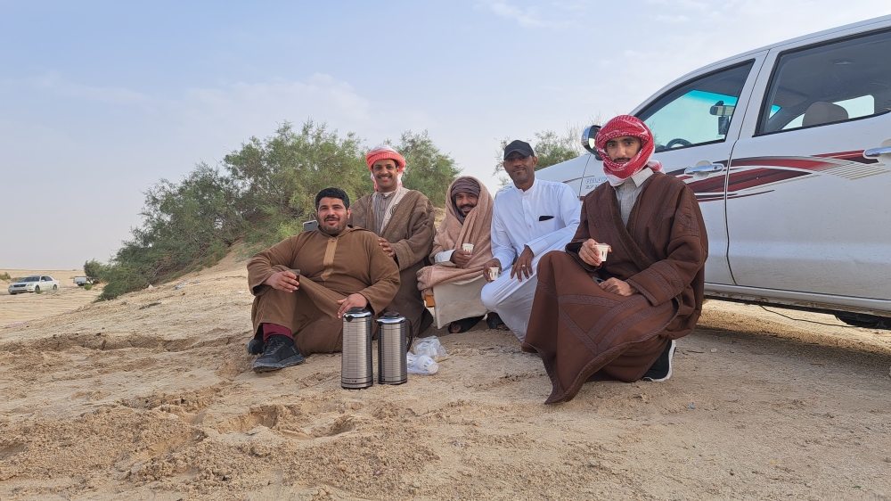 أجواء شتوية ممطرة تدفع الأهالي للتنزه في بر الأحساء