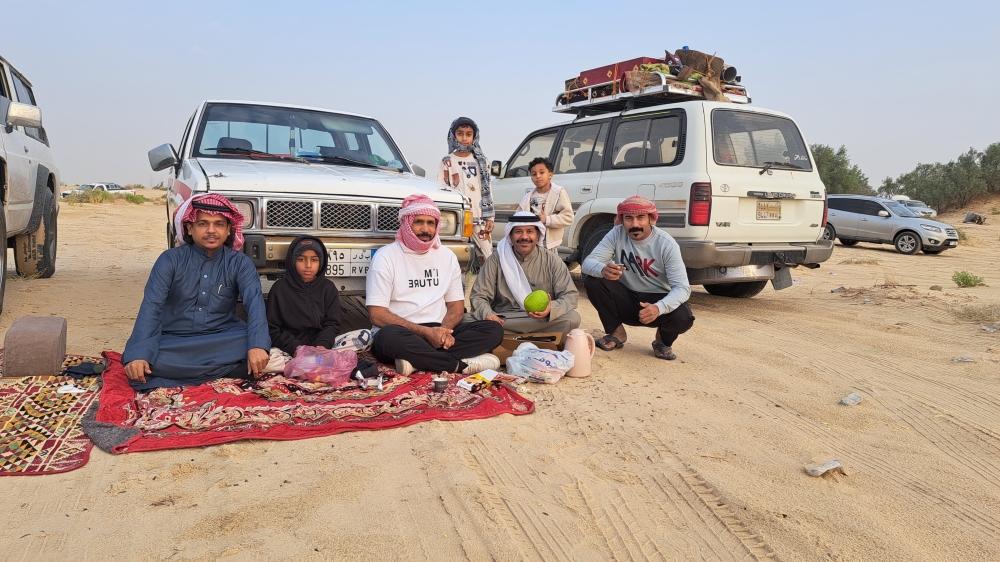 أجواء شتوية ممطرة تدفع الأهالي للتنزه في بر الأحساء