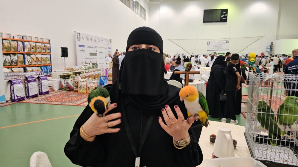  فتاة سعودية تفهم لغة الطيور وتُدرّبها على قراءة القرآن 