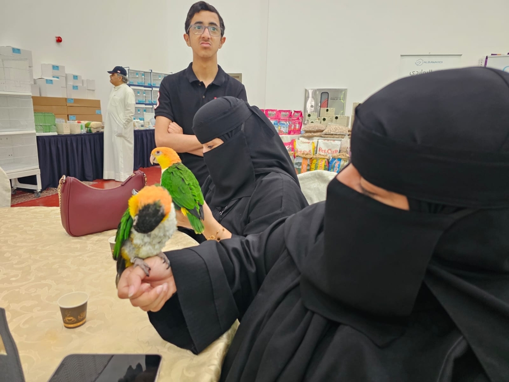  فتاة سعودية تفهم لغة الطيور وتُدرّبها على قراءة القرآن 