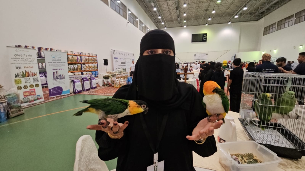  فتاة سعودية تفهم لغة الطيور وتُدرّبها على قراءة القرآن 