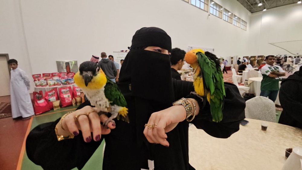  فتاة سعودية تفهم لغة الطيور وتُدرّبها على قراءة القرآن 