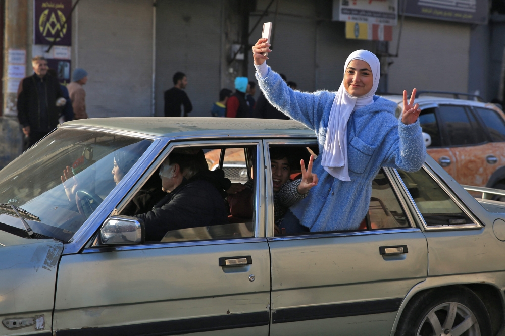 احتفالات السوريين تتواصل في دمشق بسقوط نظام الأسد - أ ف ب