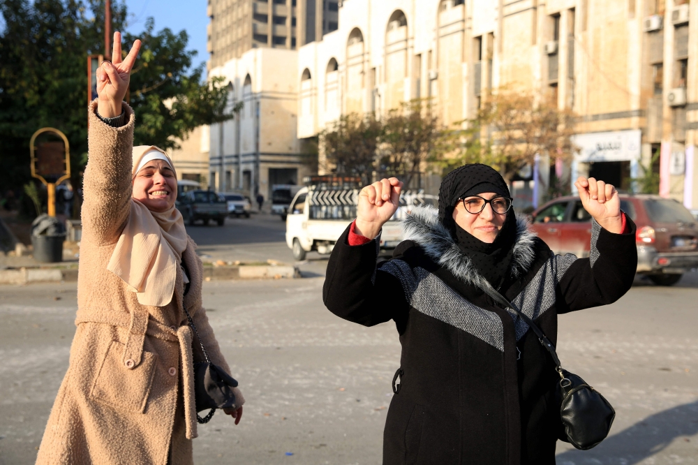  احتفالات السوريين تتواصل في دمشق بسقوط نظام الأسد - أ ف ب
