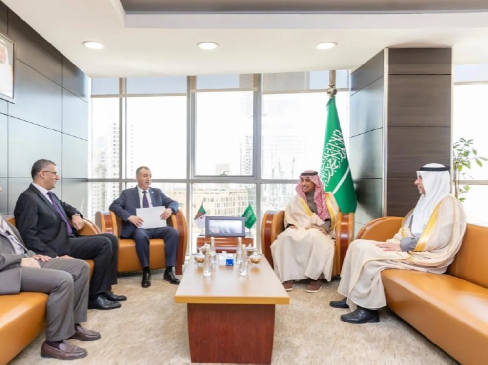 وزير الإعلام يستقبل السفير الجزائري لدى المملكة