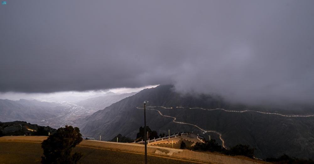 الضباب والغيوم فوق جبال السروات - واس