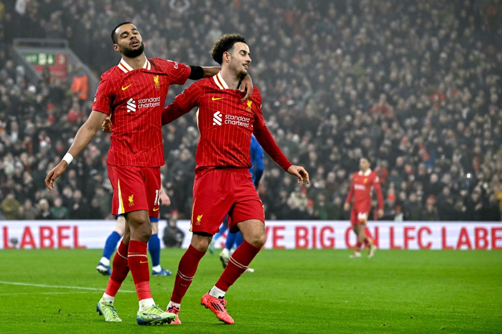 ليفربول يعزز صدارته للدوري الإنجليزي بثلاثية في ليستر سيتي