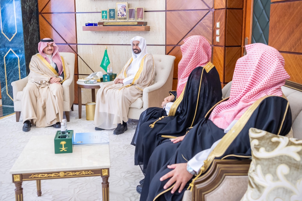 أمير الشرقية يتسلم تقريرًا لهيئة الأمر بالمعروف والنهي عن المنكر
