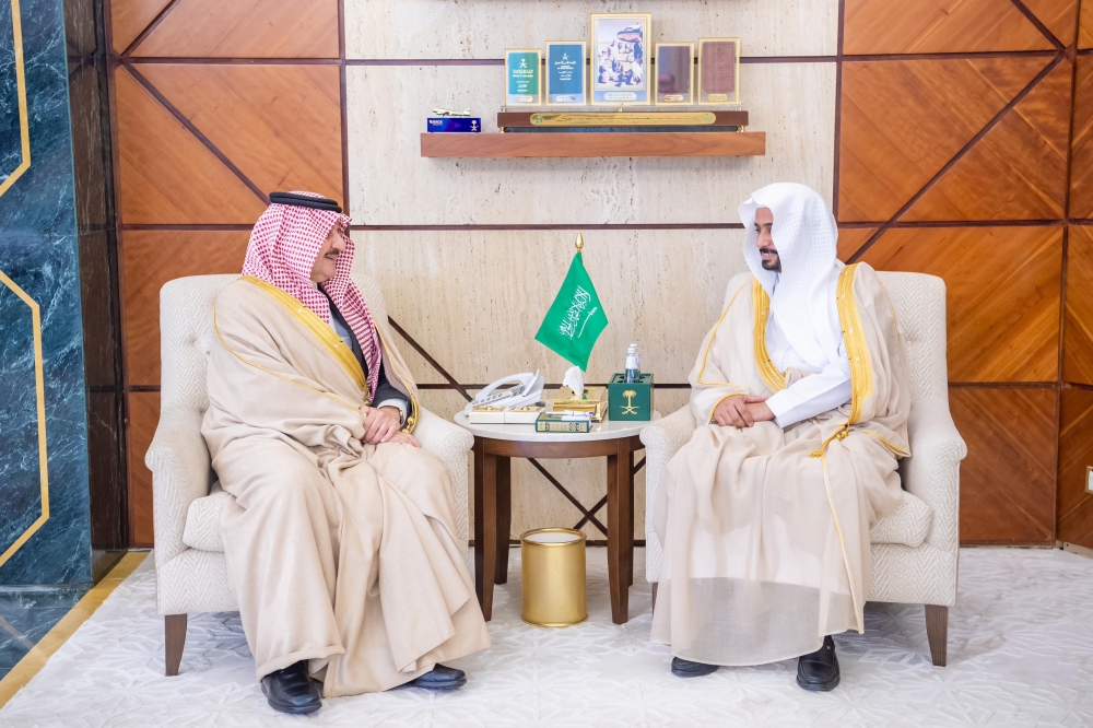 أمير الشرقية يتسلم تقريرًا لهيئة الأمر بالمعروف والنهي عن المنكر
