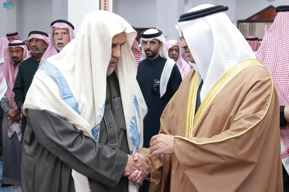 محافظ الأحساء يؤدي صلاة الميت على آل هاشم - واس