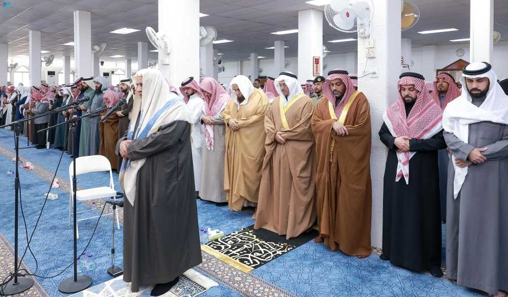 محافظ الأحساء يؤدي صلاة الميت على آل هاشم - واس