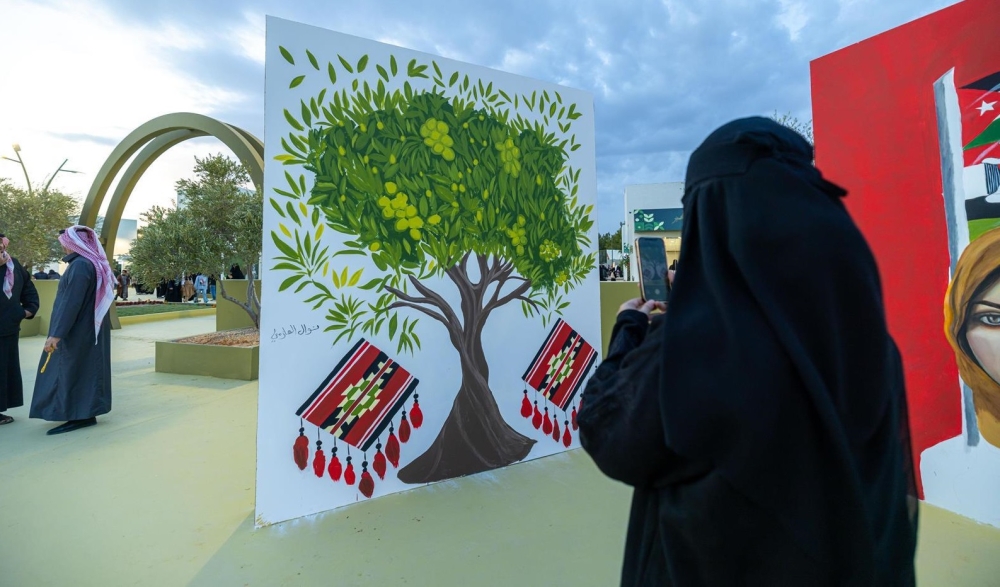اللوحات التشكيلية.. لمسات إبداعية في مهرجان زيتون الجوف الدولي