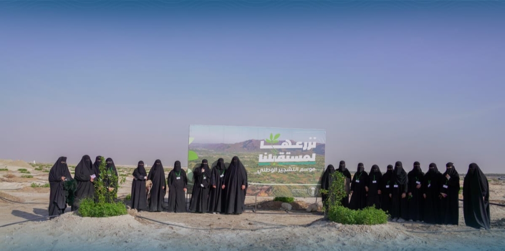 طالبات الأحساء يزرعون الأشجار في مدينة الليمون