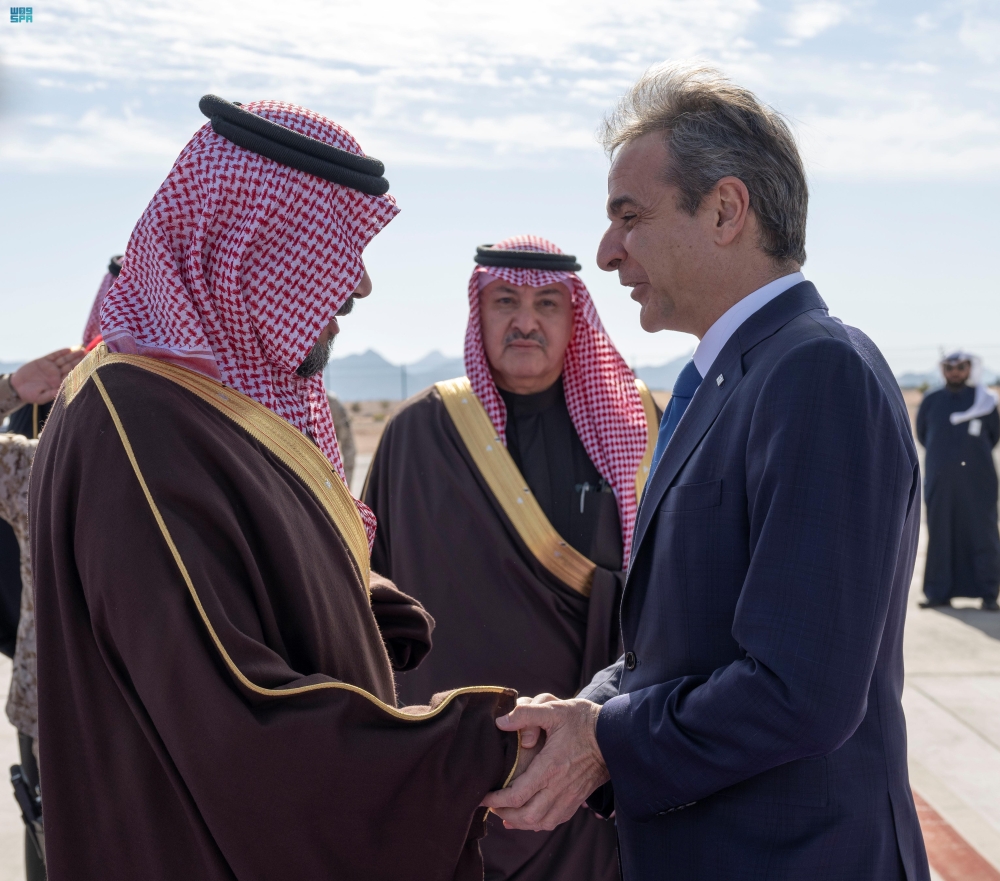 رئيس وزراء اليونان يصل إلى العلا