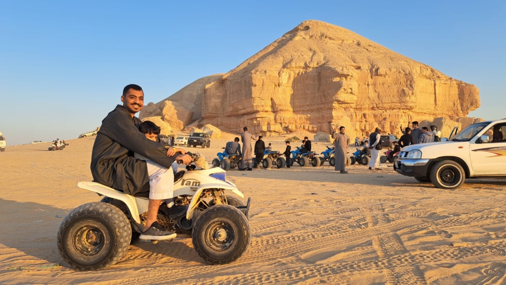 رياضة وركوب دراجات.. الأهالي يقبلون على ”جبل الأربع“ بالأحساء
