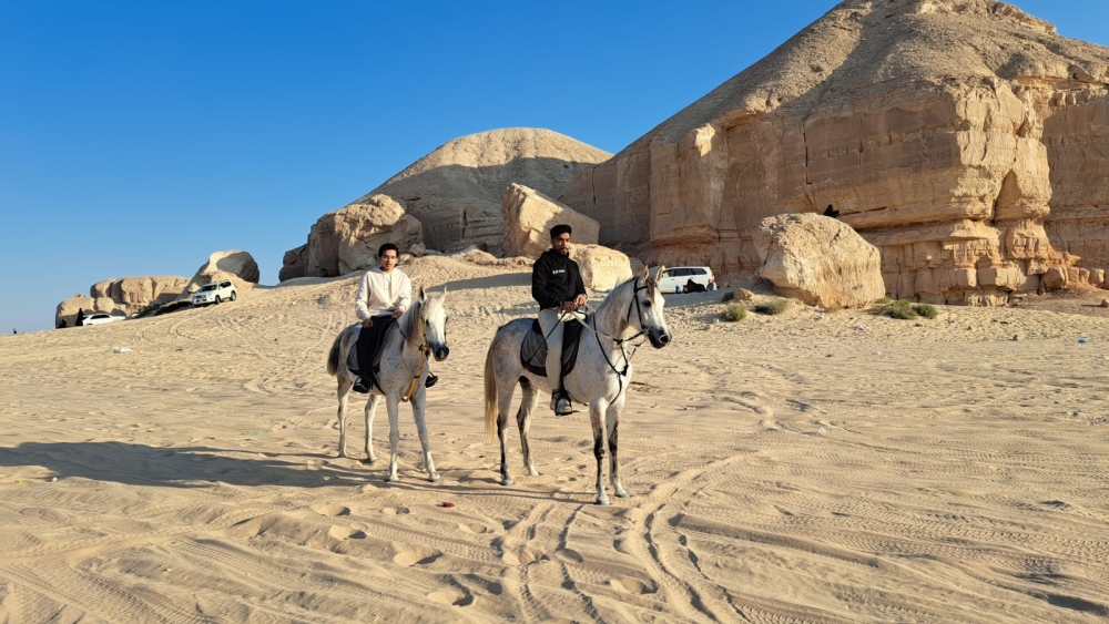 رياضة وركوب دراجات.. الأهالي يقبلون على ”جبل الأربع“ بالأحساء