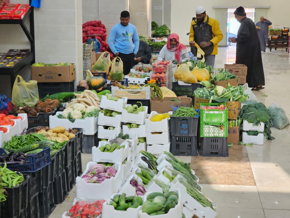 رواج البيع والشراء في سوق الخضر والفاكهة بسبب انخفاض الأسعار