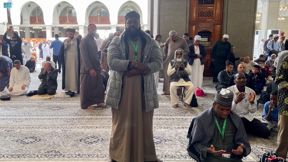 ضيوف برنامج خادم الحرمين يزورون المعالم التاريخية بالمدينة المنورة - واس