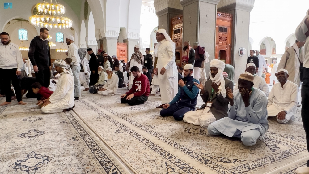 ضيوف برنامج خادم الحرمين يزورون المعالم التاريخية بالمدينة المنورة - واس